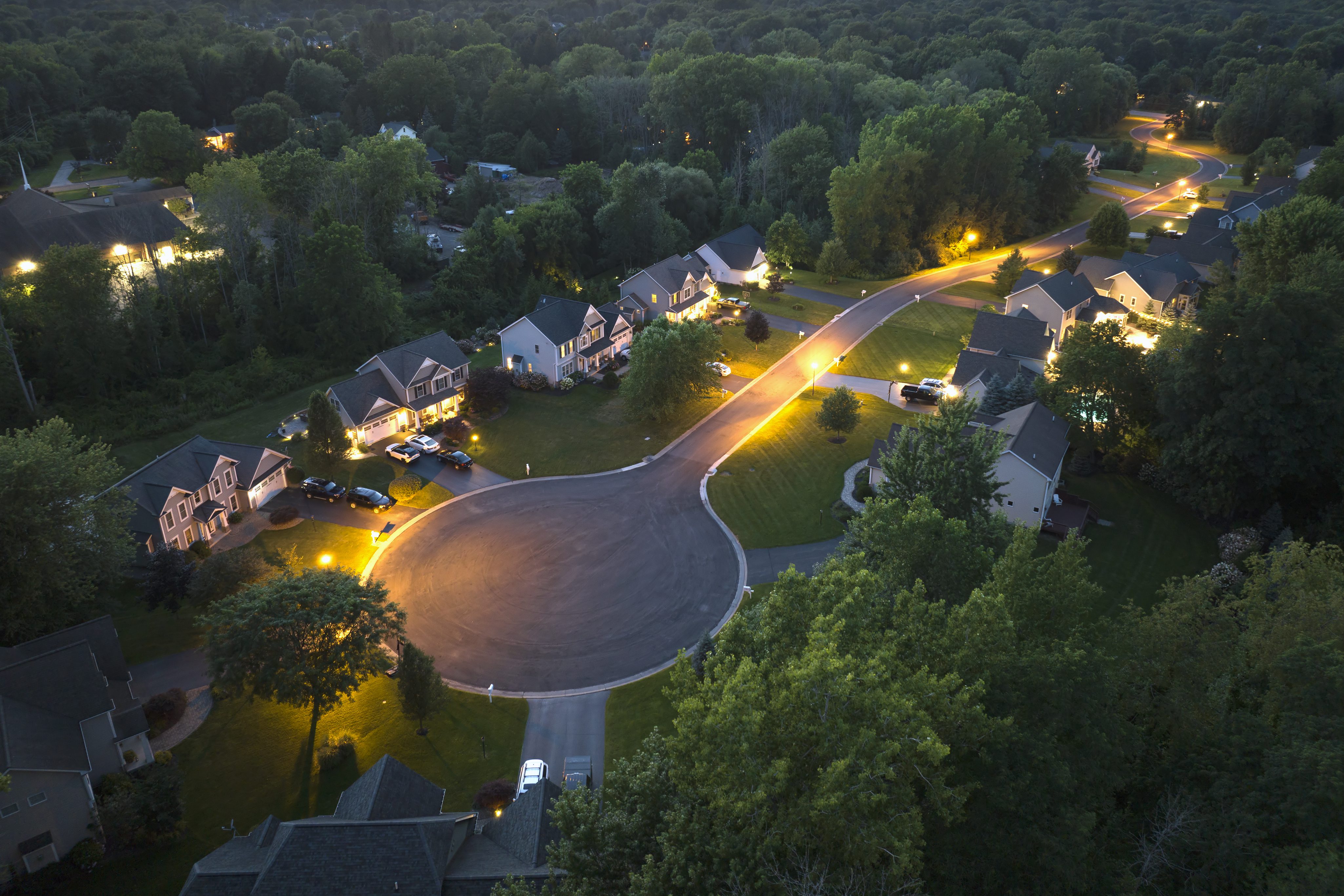 An aerial view of a cul de sac and suburban houses.