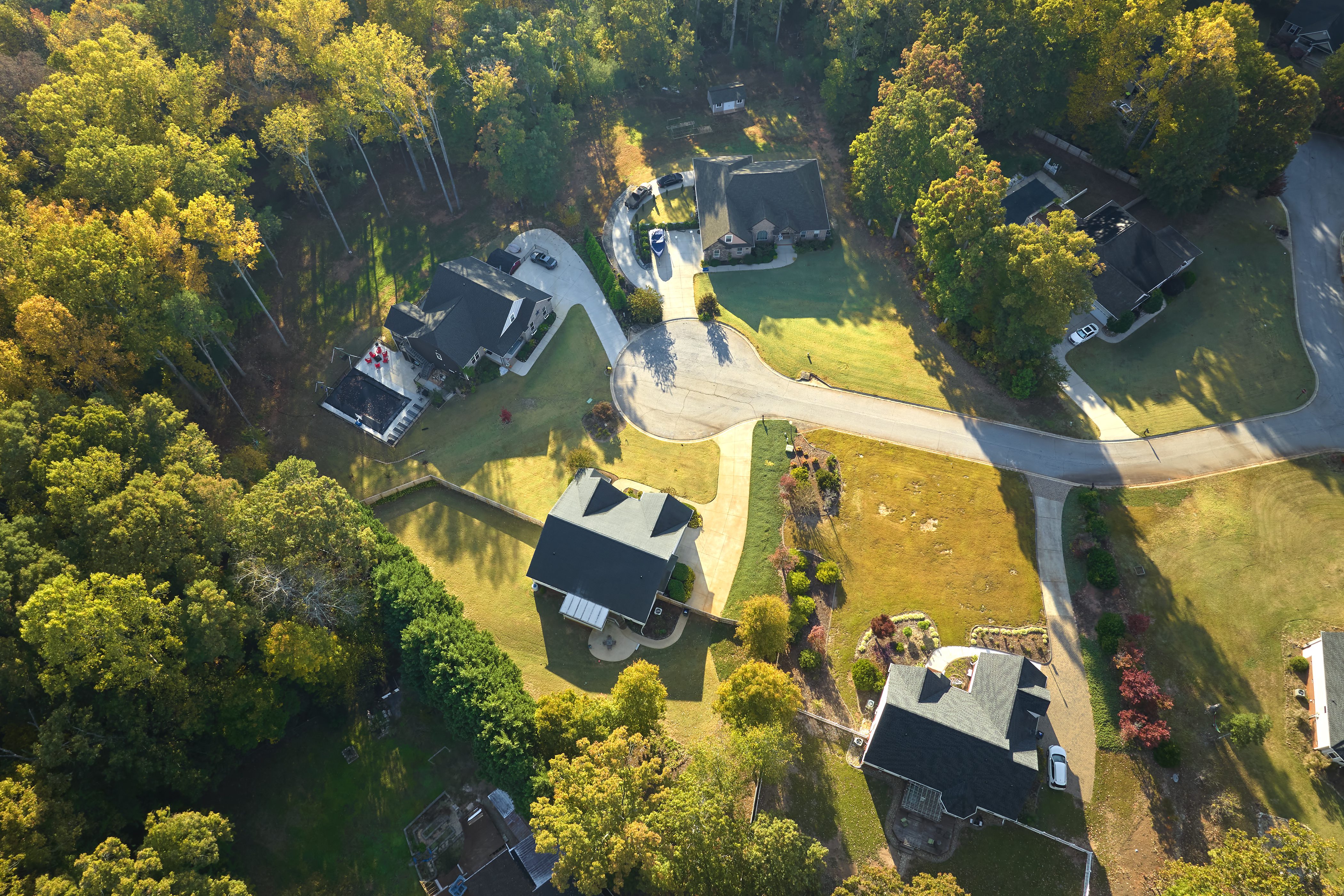 A view of several houses in a cul-de-sac in Midlothian, Virginia.